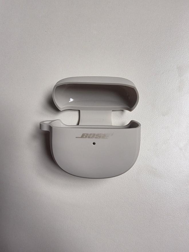 보스 무선충전 케이스 열린 모습