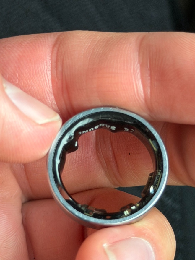 제거된 갤럭시링의 변형된 배터리