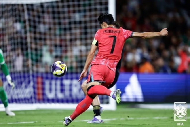 손흥민이 오현규의 어시스트를 받아 동점골을 넣는 장면