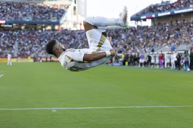 부앙가가 해트트릭을 기록한 후 세리머니하는 모습
