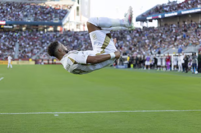 부앙가가 해트트릭을 기록한 후 세리머니하는 모습
