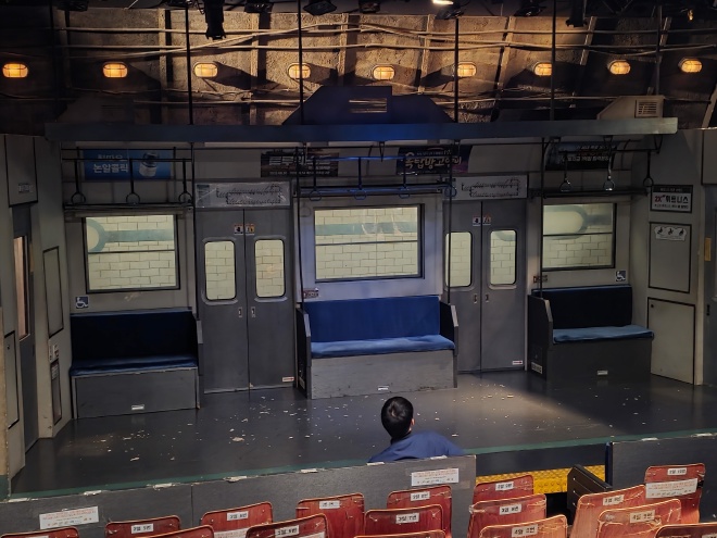 2호선 세입자 무대 세트 - 실제 지하철처럼 꾸며진 무대