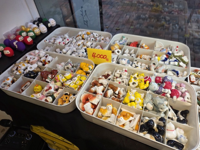 고양이 그릇과 접시들