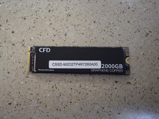 GRAPHENE COPPER 방열 시트가 부착된 CFD 2TB NVMe SSD 앞면