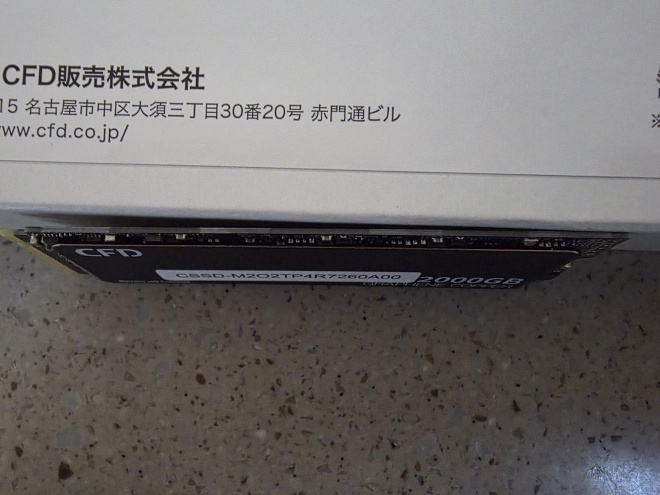 CFD 2TB NVMe SSD 기판과 얇은 그래핀 구리 방열 시트를 옆에서 본 모습