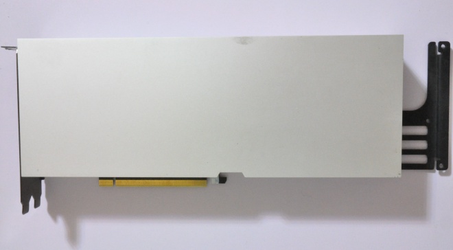은색 금속 케이스와 패시브 방열 구조를 갖춘 NVIDIA CMP 170HX 실물 카드