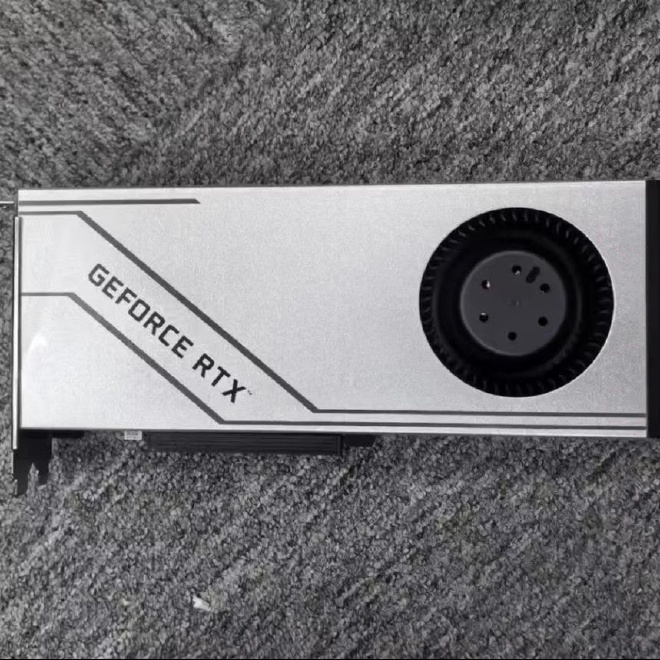 RTX 5090 96GB 개조품 관련 보도에 실린 은색 블로워형 GeForce RTX 그래픽카드 사진