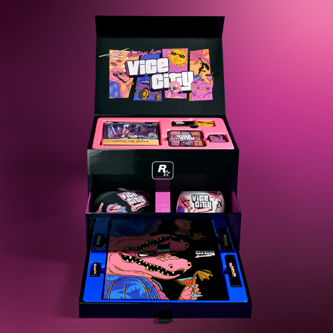 상자를 열어 피규어와 바이스 시티 기념품을 펼쳐 놓은 GTA6 Vice City Collection